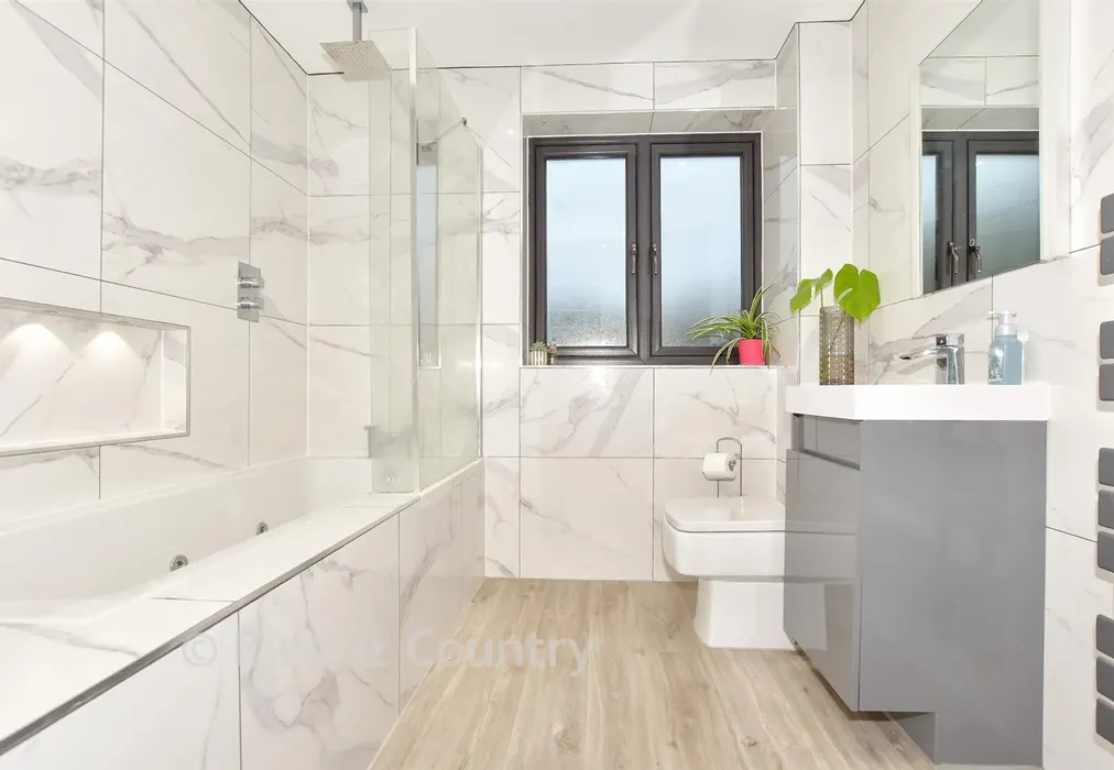 En-Suite Bathroom - Holland Close, Broadstairs, Kent - Wards of Kent