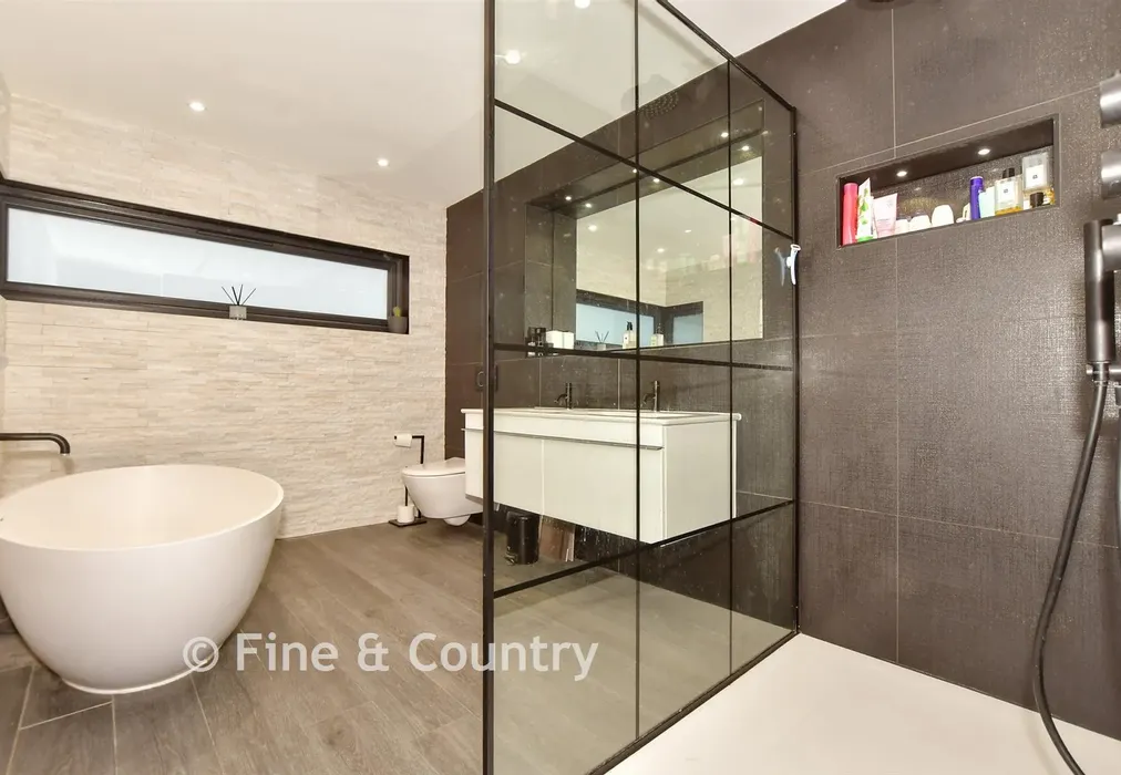 En-Suite Bathroom - Holland Close, Broadstairs, Kent - Wards of Kent