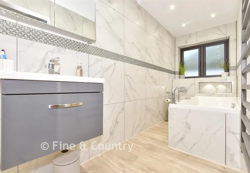 En-Suite Bathroom - Holland Close, Broadstairs, Kent - Wards of Kent