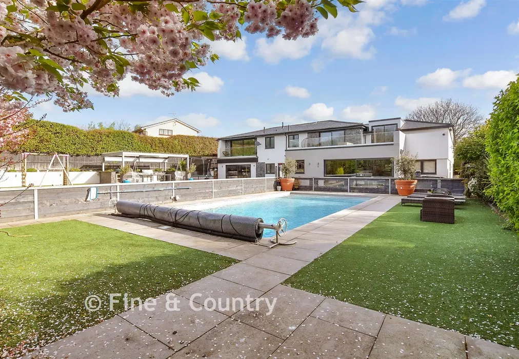 Swimming Pool - Holland Close, Broadstairs, Kent - Wards of Kent