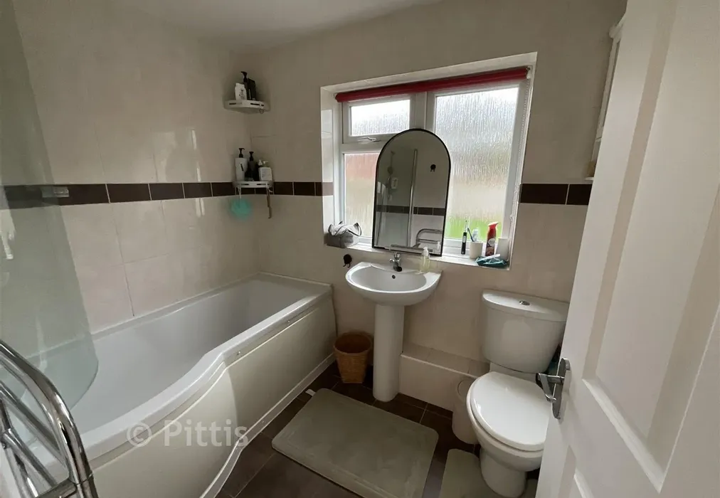 Bathroom - Winston Avenue, Ryde, Isle of Wight - Wards of Kent
