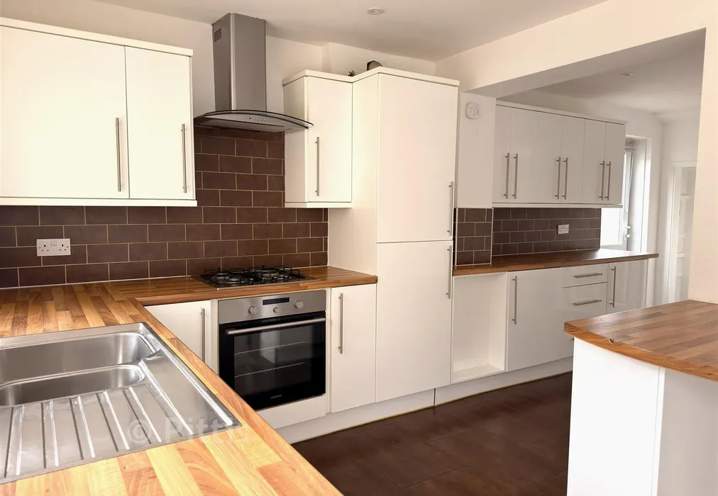 Kitchen - Winston Avenue, Ryde, Isle of Wight - Wards of Kent