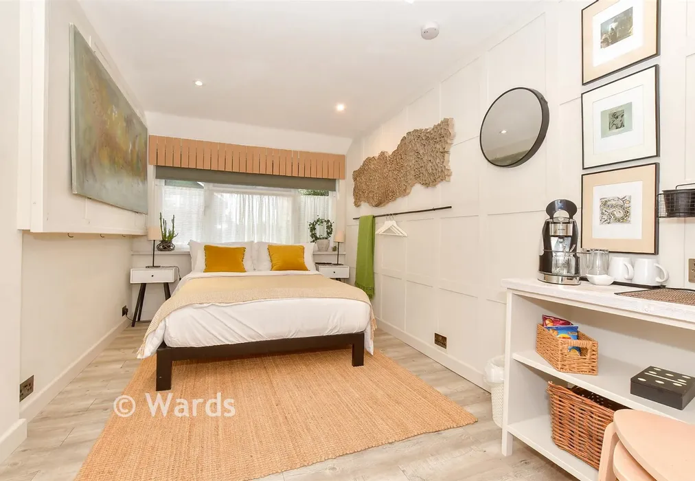 Guest Room 1 - Summerfield Avenue, Whitstable, Kent - Wards of Kent