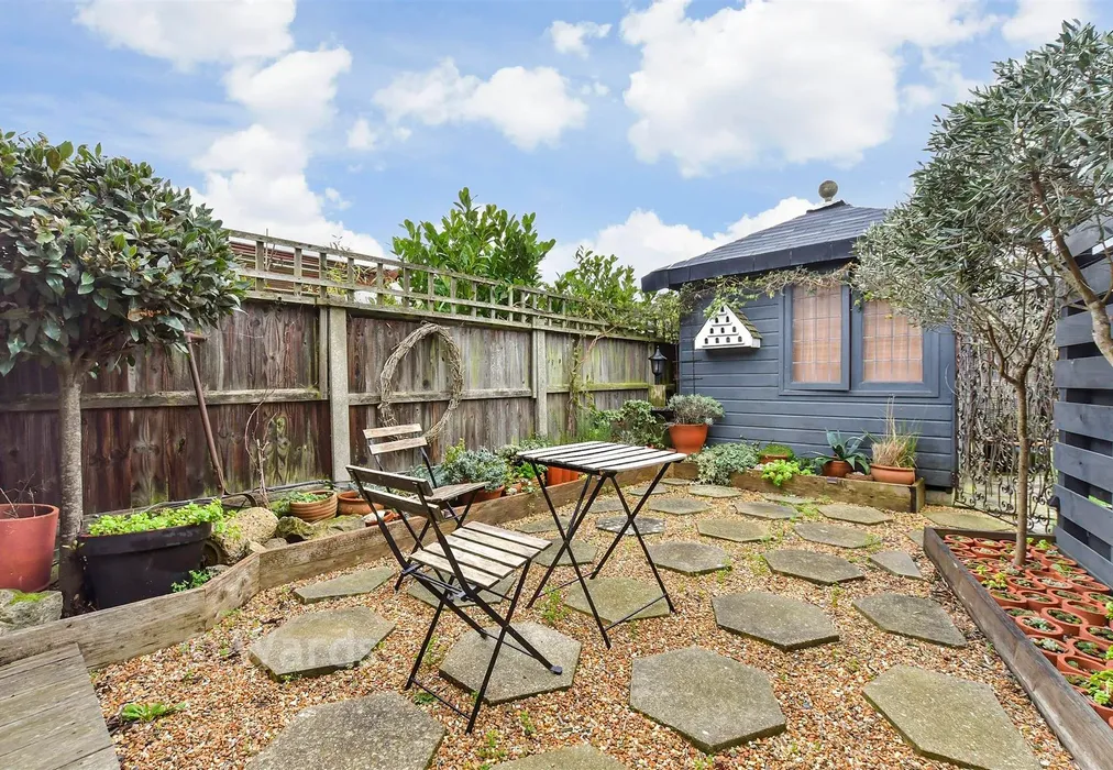 Side Garden - Summerfield Avenue, Whitstable, Kent - Wards of Kent