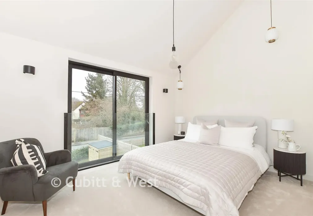 Bedroom 1 - Cantilever House, Vicarage Road, Crawley Down, West Sussex - Wards of Kent