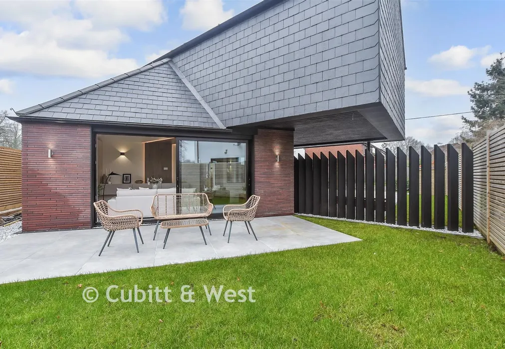 Side Garden - Cantilever House, Vicarage Road, Crawley Down, West Sussex - Wards of Kent