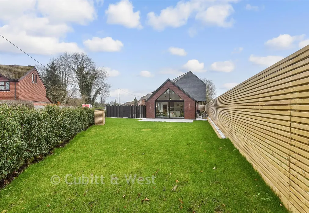 Side Garden - Cantilever House, Vicarage Road, Crawley Down, West Sussex - Wards of Kent