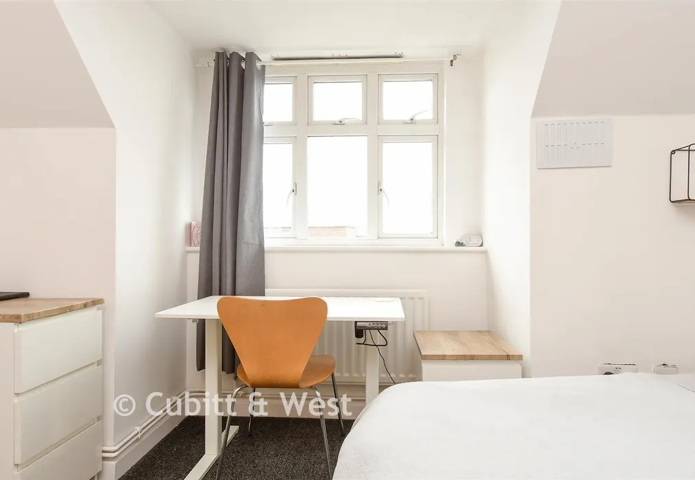 Internal Lifestyle Photograph - Lumley Road, Horley, Surrey - Wards of Kent