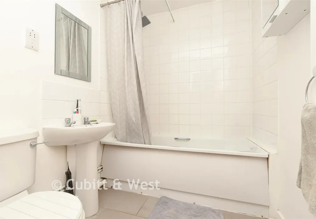 Bathroom - Lumley Road, Horley, Surrey - Wards of Kent