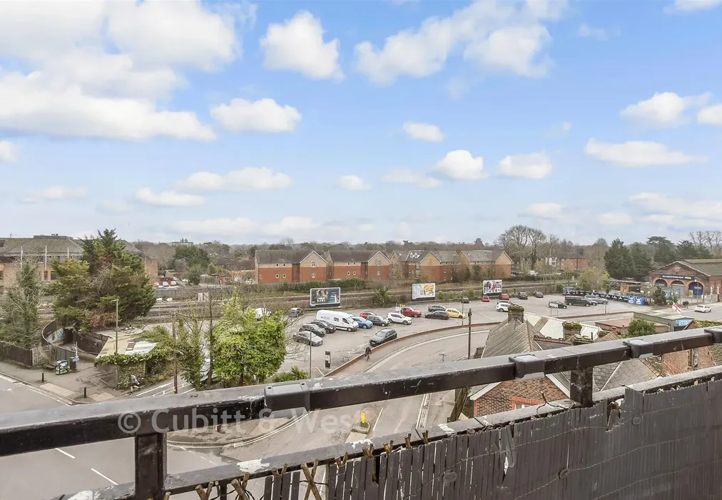 Balcony / Terrace - Lumley Road, Horley, Surrey - Wards of Kent