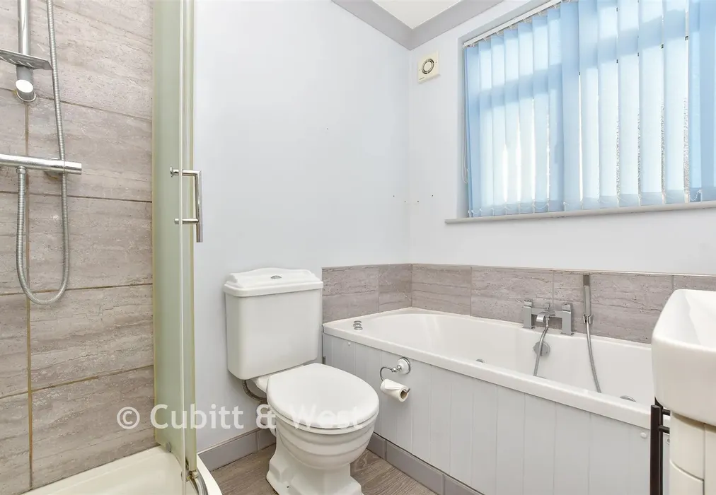 Bathroom - Headley Avenue, Wallington, Surrey - Wards of Kent