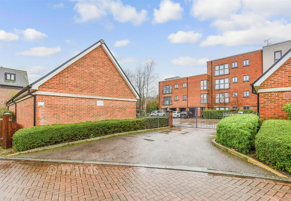 Driveway/Parking - Alexander Grove, Kings Hill, West Malling, Kent - Wards of Kent