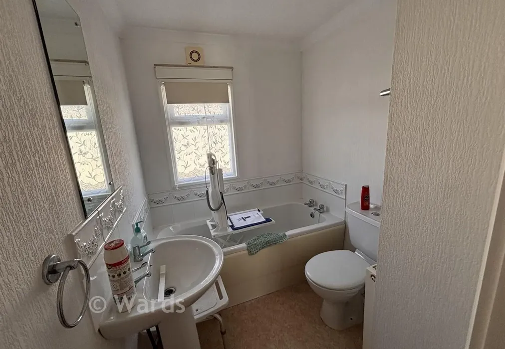 Bathroom - London Road, West Kingsdown, Sevenoaks, Kent - Wards of Kent