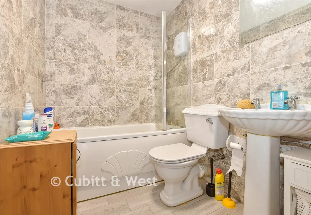Bathroom - Grove Road, Lingfield, Surrey - Wards of Kent