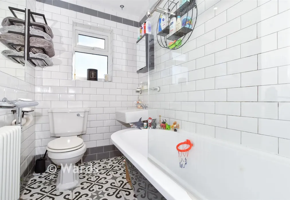 Bathroom - Birling Road, Snodland, Kent - Wards of Kent