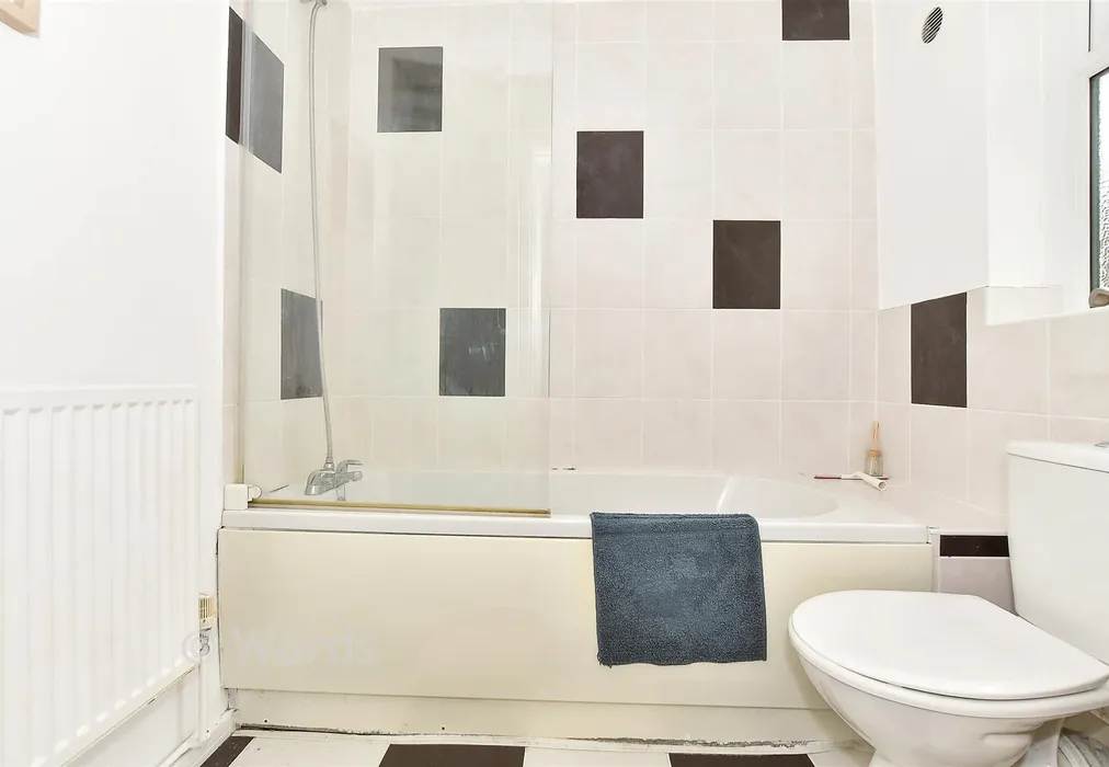 Bathroom - Kingsnorth Road, Ashford, Kent - Wards of Kent