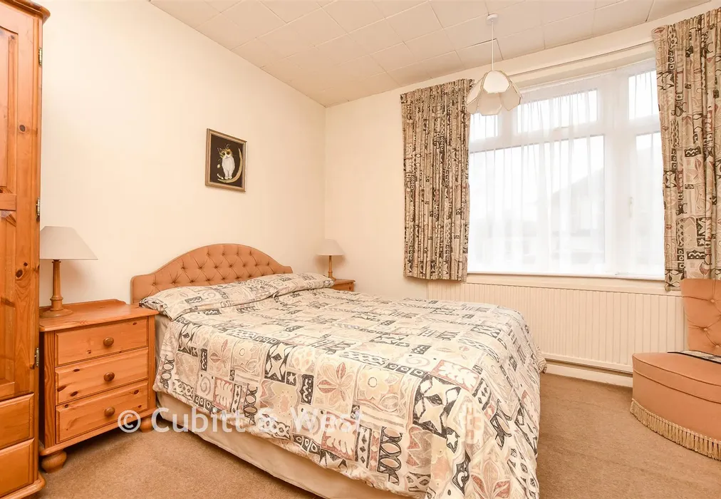 Guest Room - Orchard Way, Reigate, Surrey - Wards of Kent
