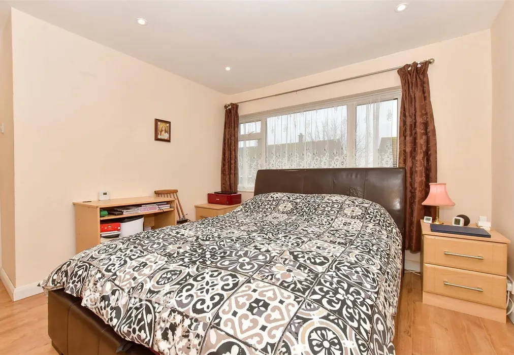 Bedroom 1 - Swalecliffe Court Drive, Whitstable, Kent - Wards of Kent