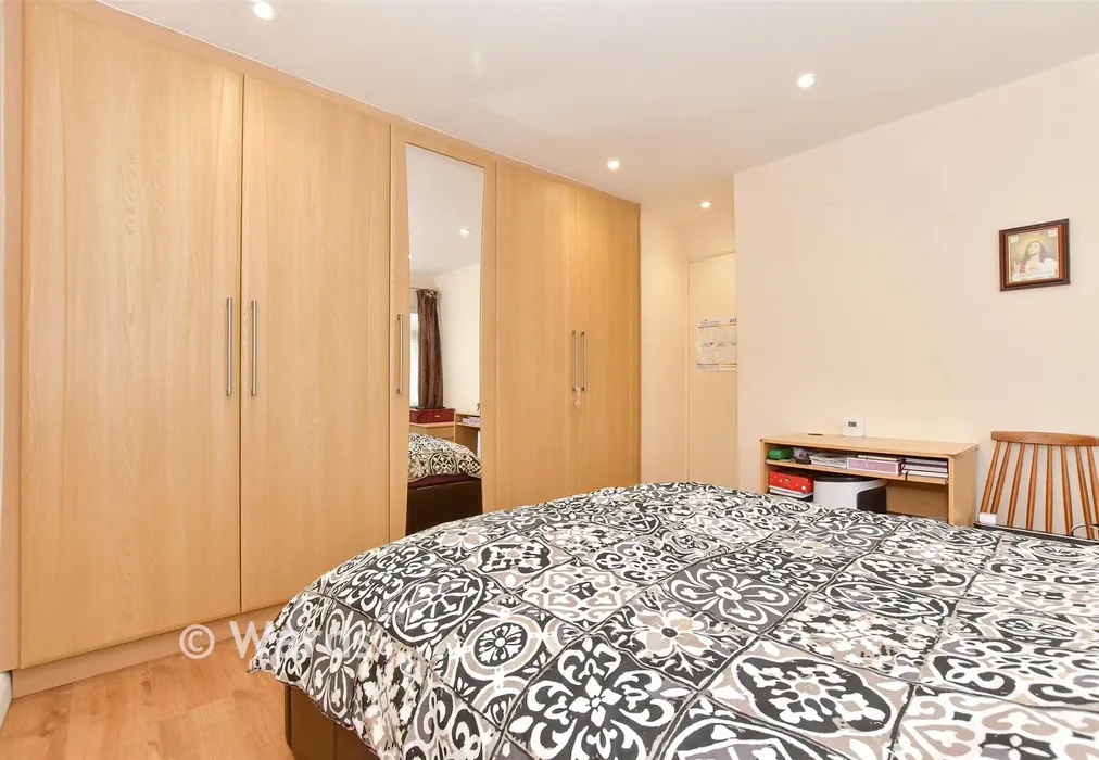 Bedroom 1 - Swalecliffe Court Drive, Whitstable, Kent - Wards of Kent
