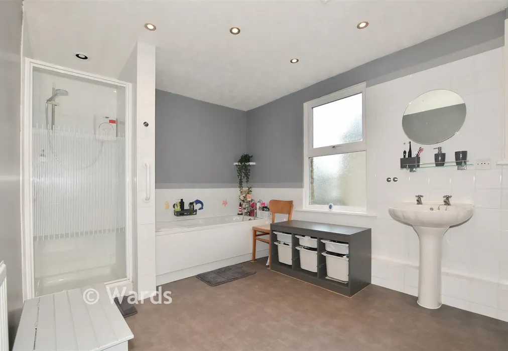 Bathroom - Avenue Road, Herne Bay, Kent - Wards of Kent