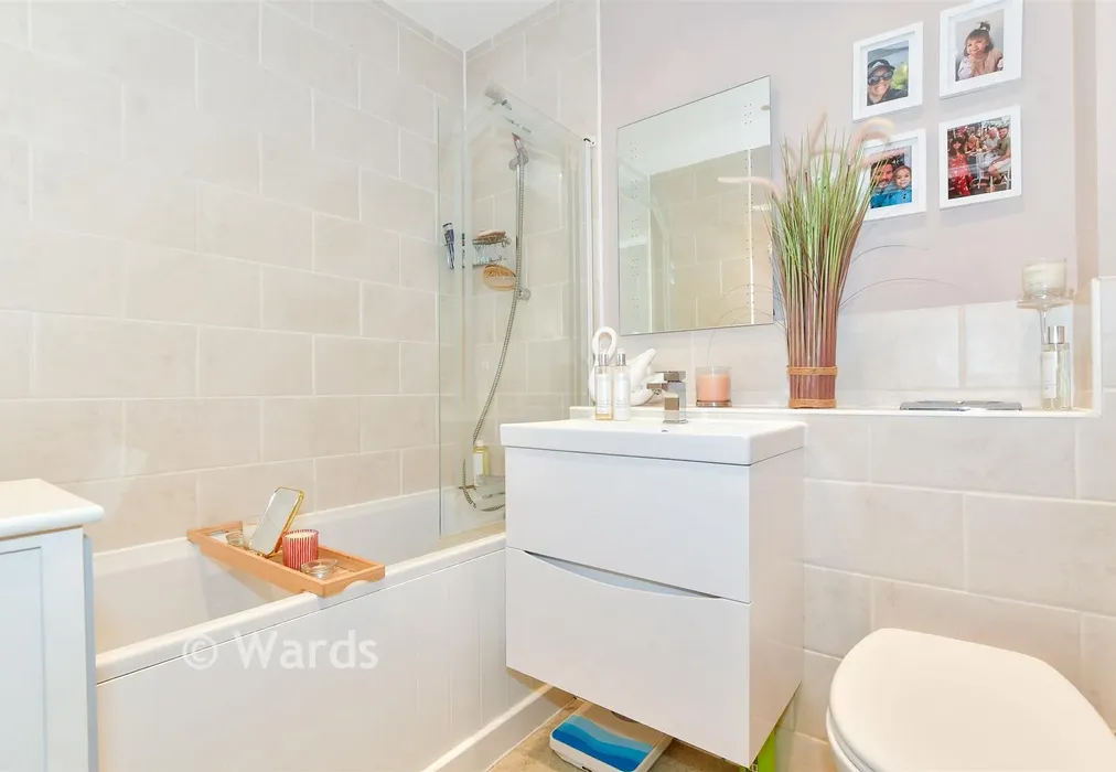 Bathroom - The Lakes, Larkfield, Aylesford, Kent - Wards of Kent