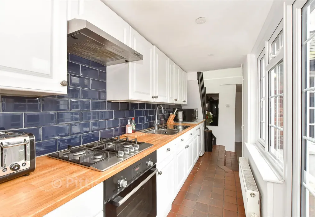 Kitchen - Pyle Street, Newport, Isle of Wight - Wards of Kent