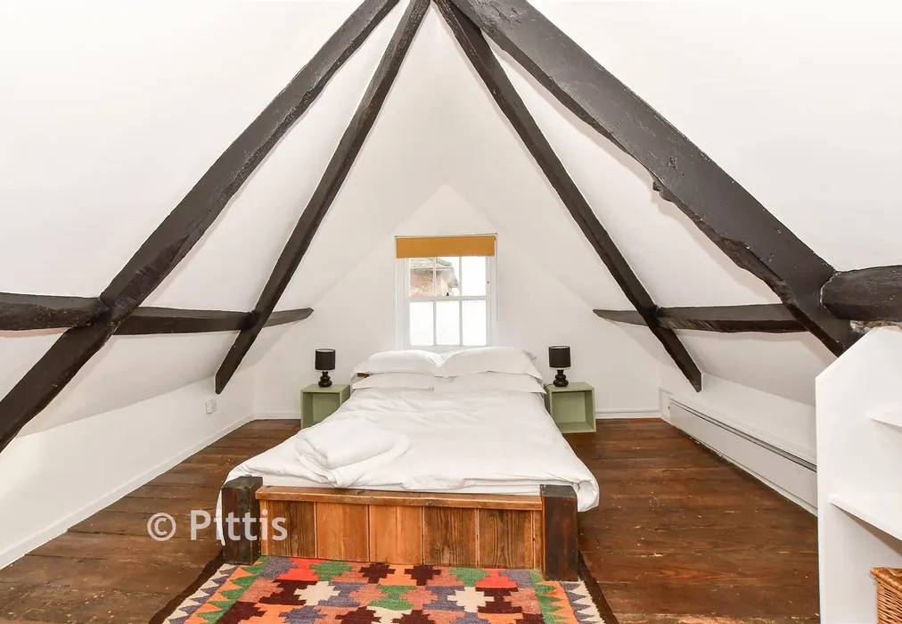Bedroom 1 - Pyle Street, Newport, Isle of Wight - Wards of Kent