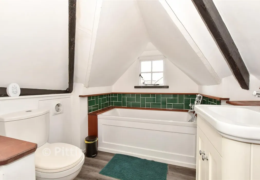En-Suite Bathroom - Pyle Street, Newport, Isle of Wight - Wards of Kent