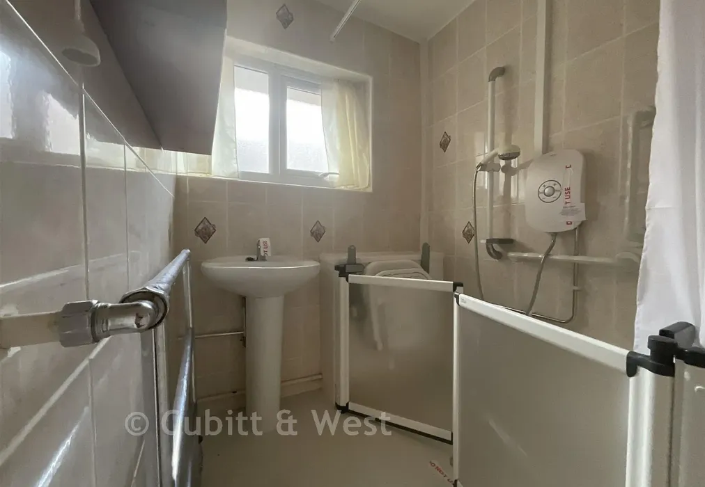 Wet Room - Kingsmead Gardens, Bognor Regis, West Sussex - Wards of Kent