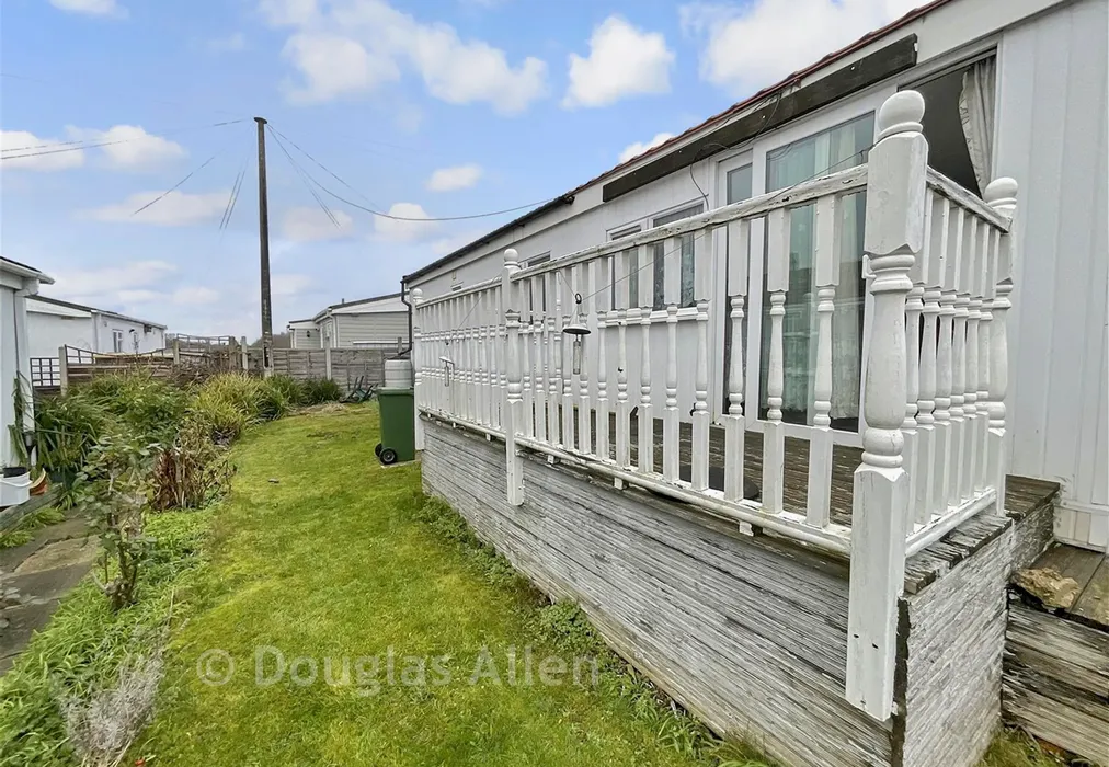 Garden Area - Lower Dunton Road, Brentwood, Essex - Wards of Kent