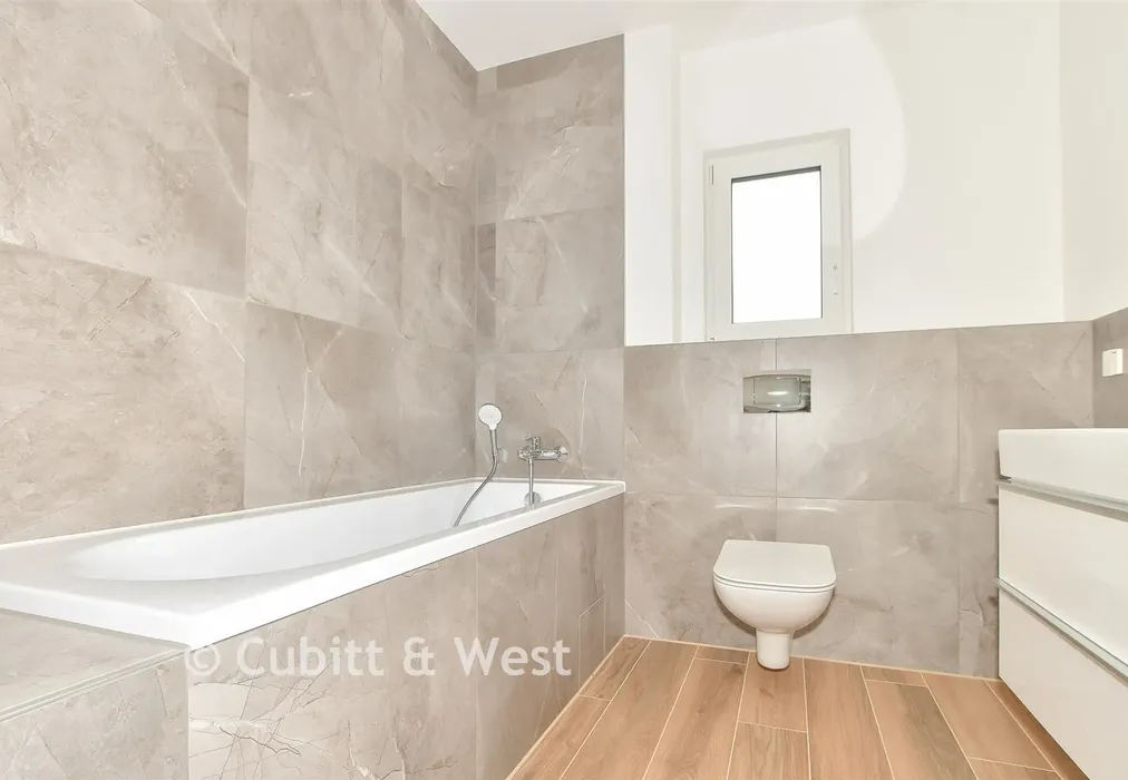 Bathroom - Loxford Road, Caterham, Surrey - Wards of Kent
