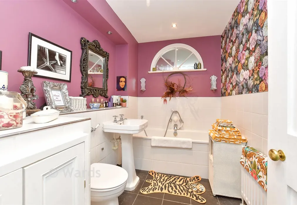 Bathroom - Lees Court Road, Sheldwich, Faversham, Kent - Wards of Kent
