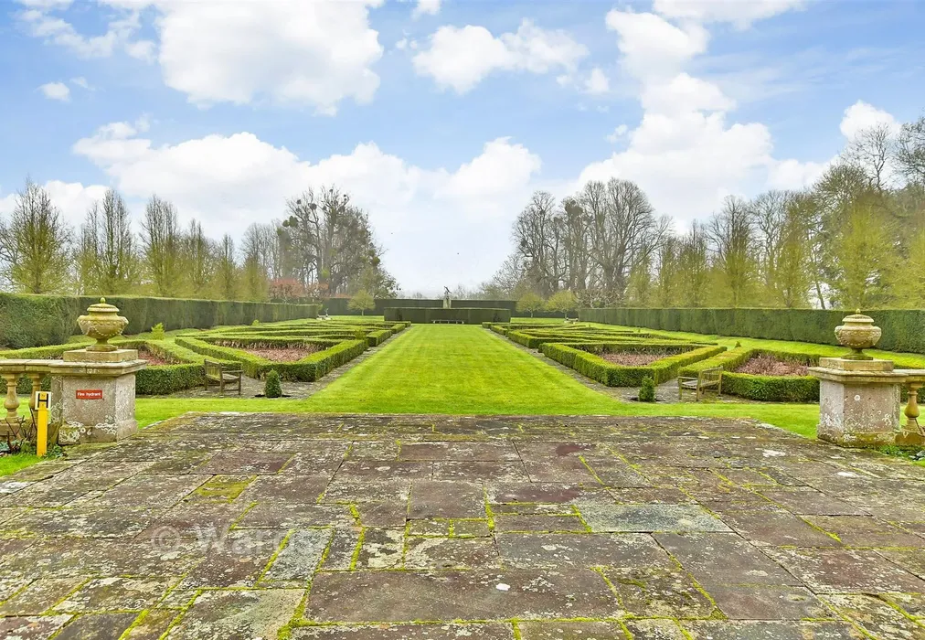 Communal Gardens - Lees Court Road, Sheldwich, Faversham, Kent - Wards of Kent