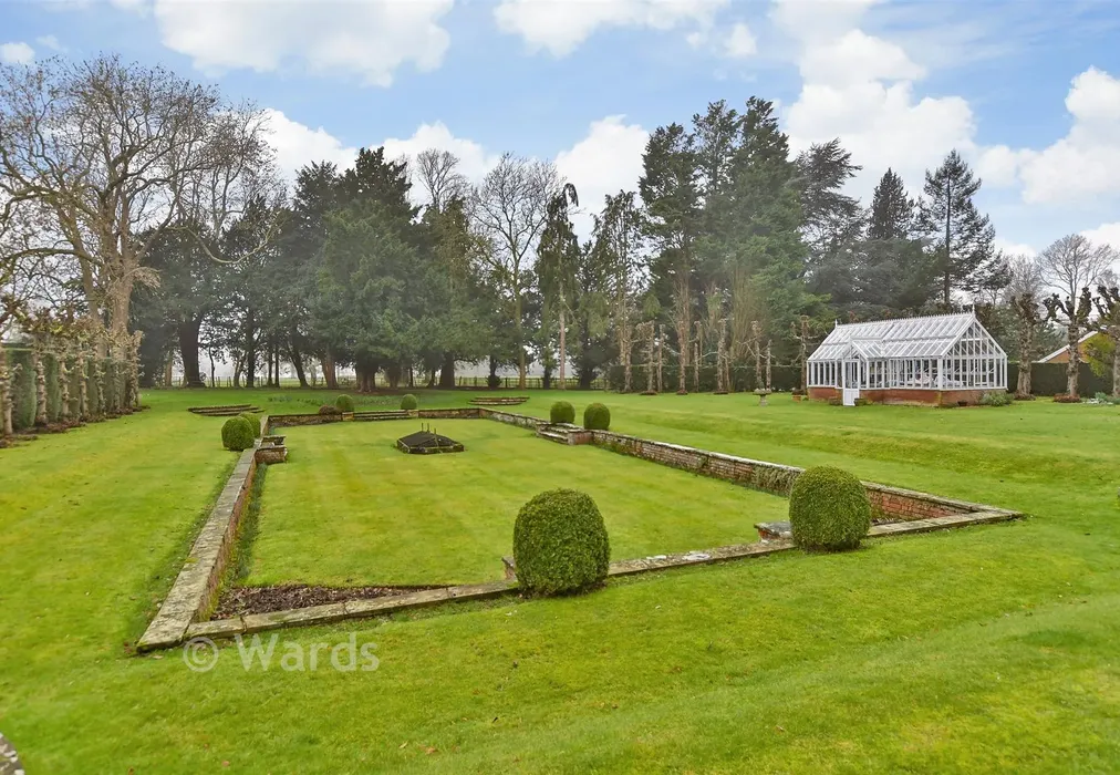 Communal Gardens - Lees Court Road, Sheldwich, Faversham, Kent - Wards of Kent