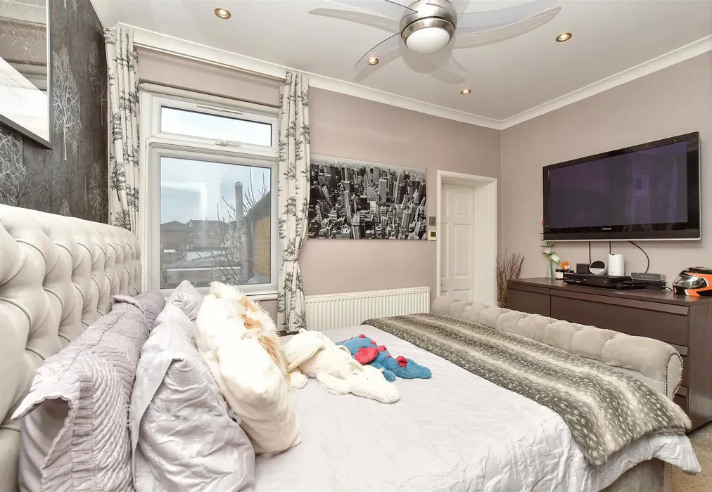 Bedroom 1 - Coopers Road, Northfleet, Gravesend, Kent - Wards of Kent