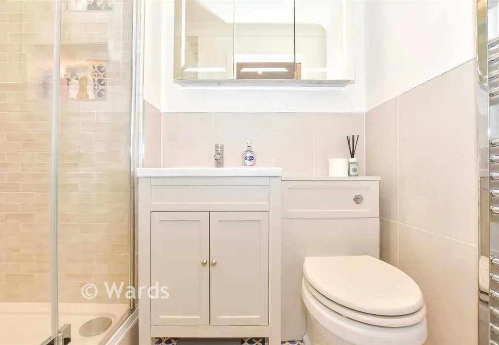 En-Suite Shower Room - Sandling Lane, Penenden Heath, Maidstone, Kent - Wards of Kent