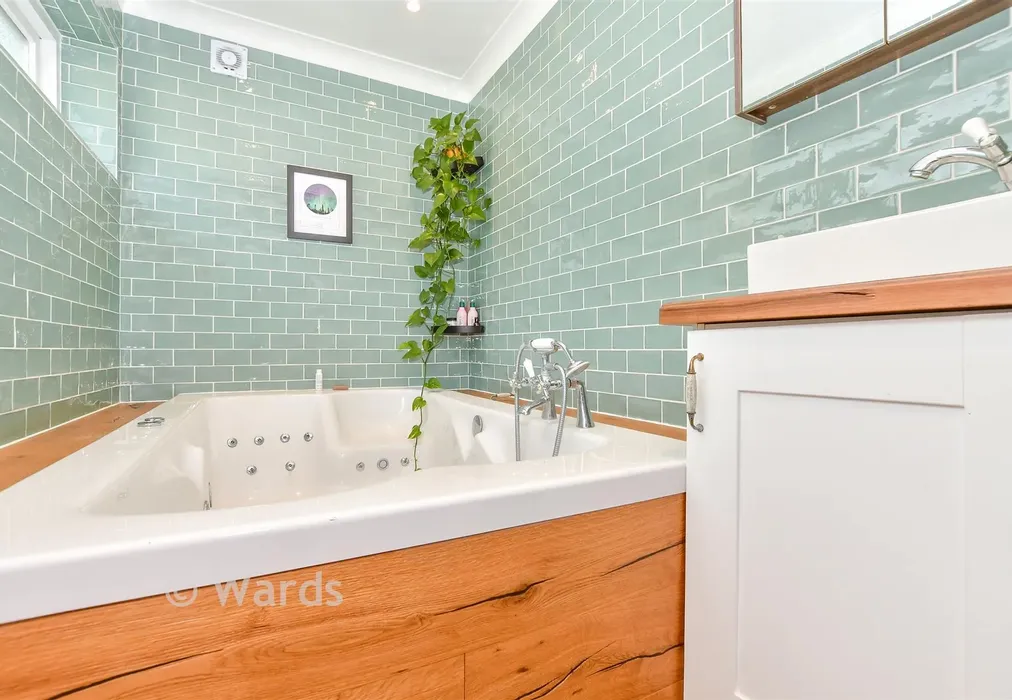 Bathroom - Sandling Lane, Penenden Heath, Maidstone, Kent - Wards of Kent