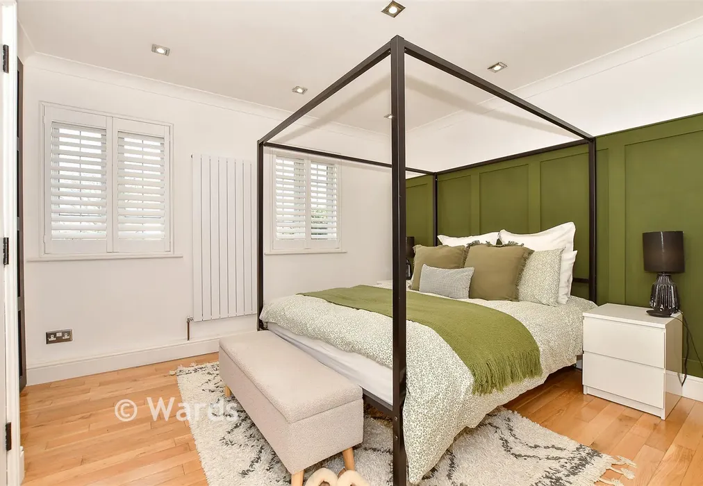 Bedroom 1 - Burdens, Headcorn, Ashford, Kent - Wards of Kent