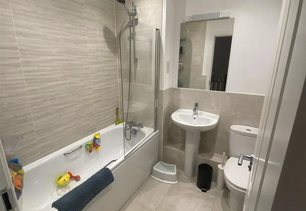 Bathroom - Birchfield Grove, Hawkhurst, Cranbrook, Kent - Wards of Kent