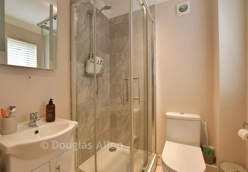 En-Suite - Elverston Side, Laindon, Basildon, Essex - Wards of Kent