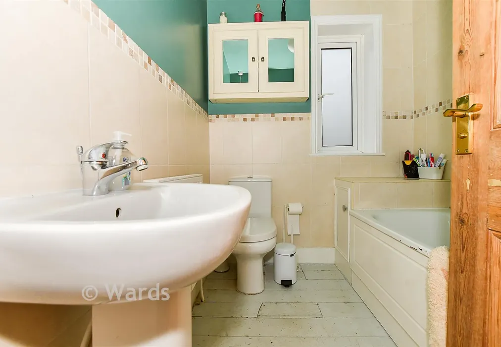 Bathroom - Park View Terrace, Tenterden, Kent - Wards of Kent