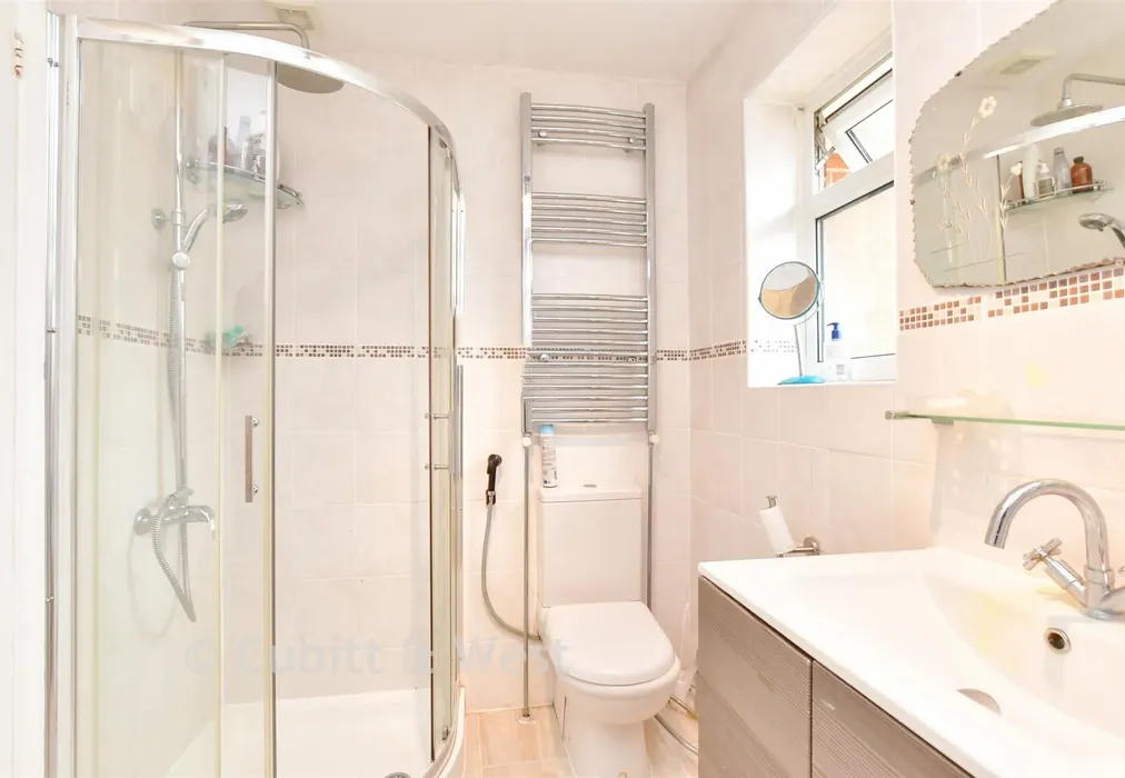 Family Bathroom - Coombe Vale, Brighton, East Sussex - Wards of Kent