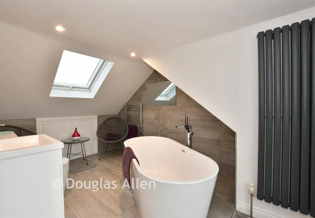 En-Suite - Curlew Crescent, Basildon, Essex - Wards of Kent