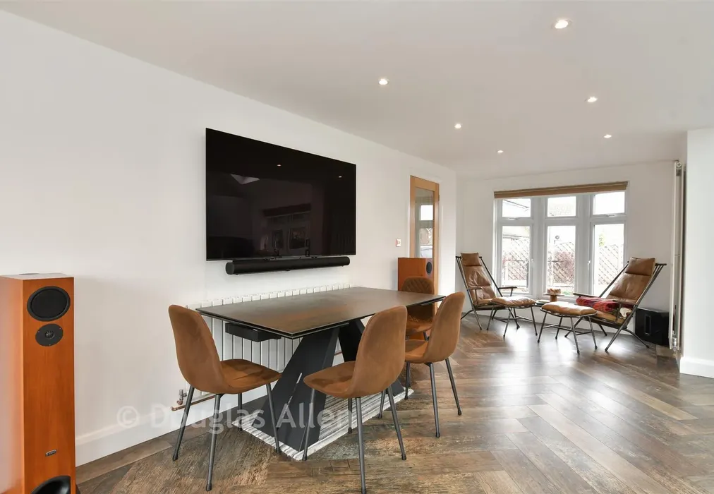Family/Dining Area - Curlew Crescent, Basildon, Essex - Wards of Kent