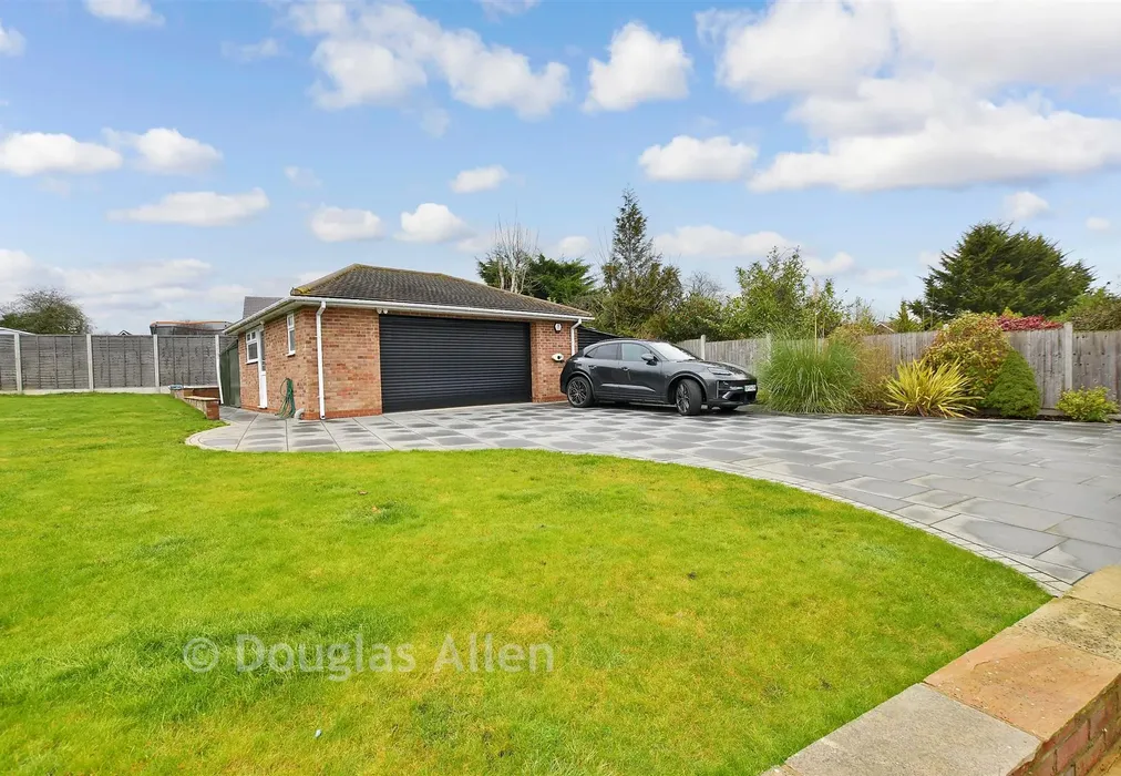 Garage - Curlew Crescent, Basildon, Essex - Wards of Kent