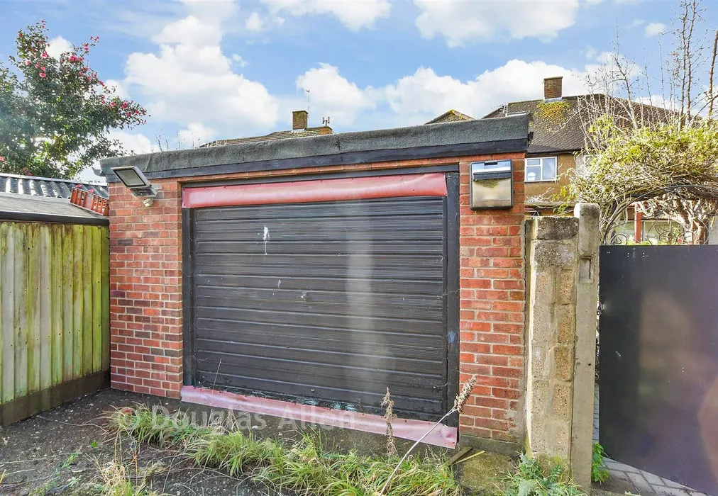 Garage - Chadwell Heath Lane, Chadwell Heath, Essex - Wards of Kent