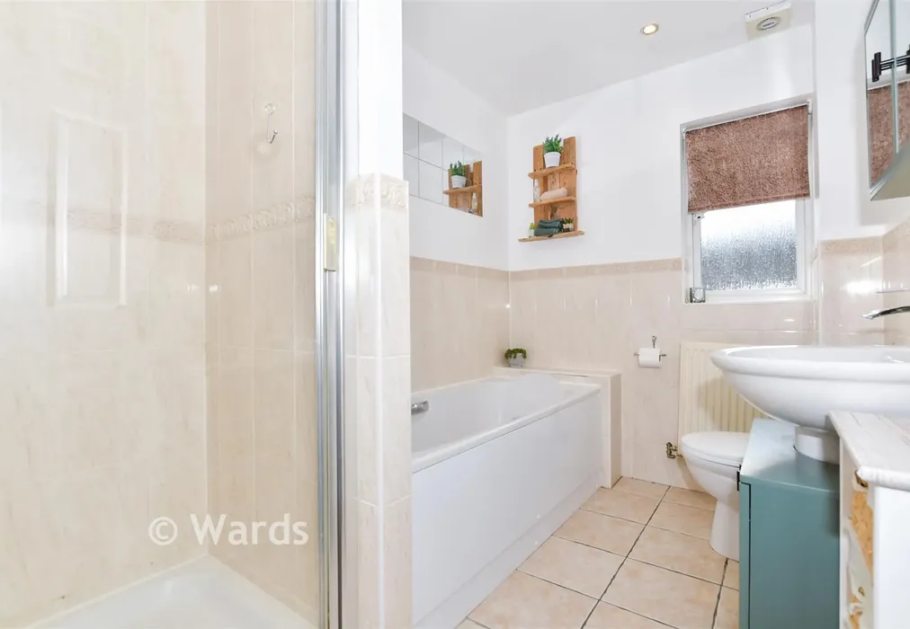 Bathroom - Hanson Drive, Maidstone, Kent - Wards of Kent