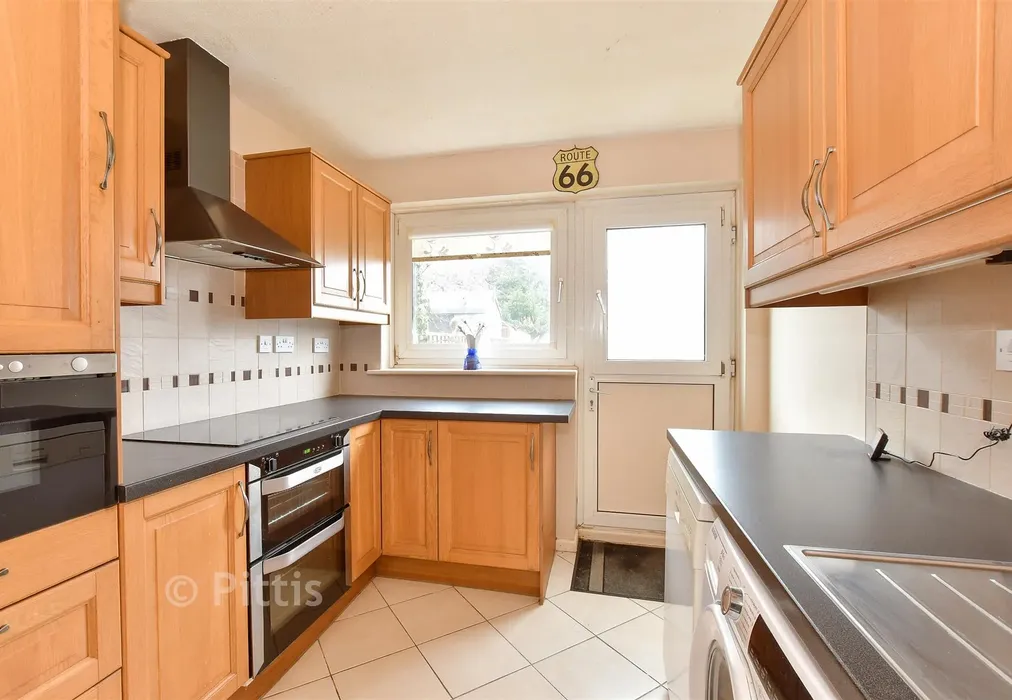 Kitchen - Spring Walk, Newport, Isle of Wight - Wards of Kent