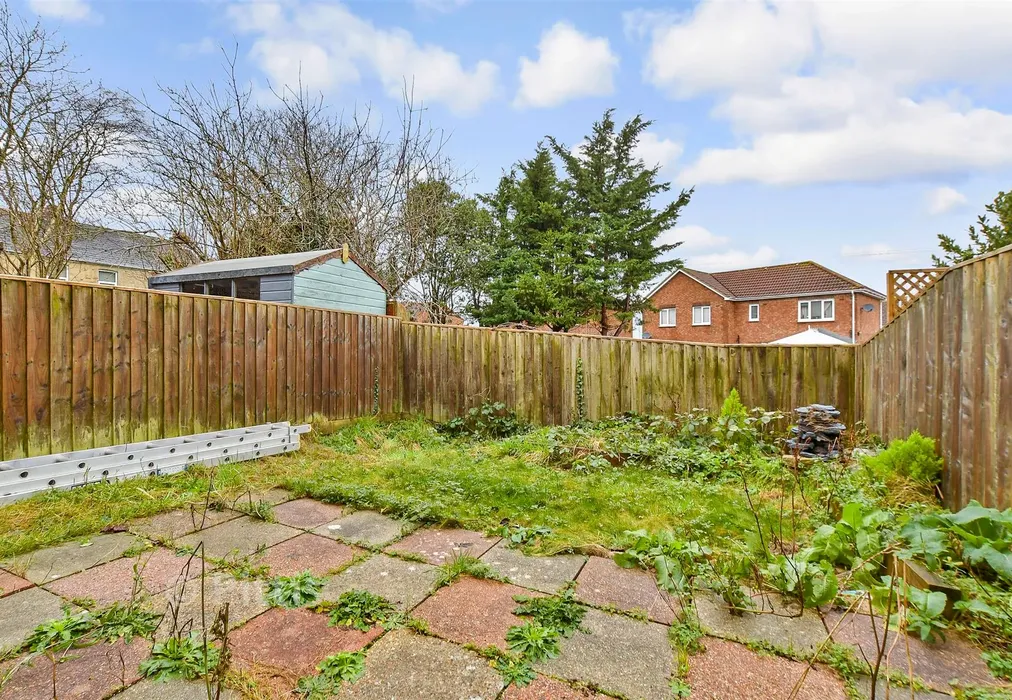 Rear Garden - Spring Walk, Newport, Isle of Wight - Wards of Kent