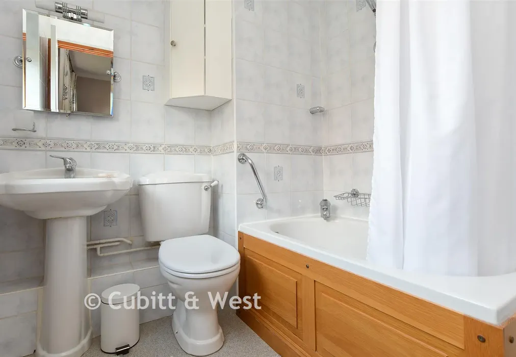 En-Suite Bathroom - Cotland Acres, Meadvale, Surrey - Wards of Kent